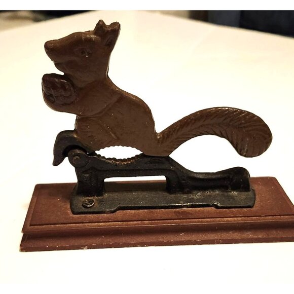 Vintage Cast Iron Squirrel Nutcracker On Wooden Base - Picture 2 of 6
